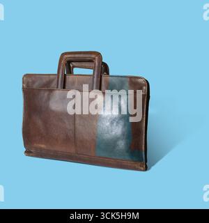 Un élégant porte-documents en cuir marron au design unique, idéal pour les professionnels. Banque D'Images