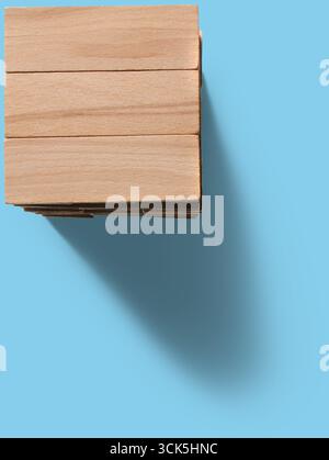 Une pile de blocs de bois disposés soigneusement, mettant en valeur leur texture naturelle et leur couleur. Banque D'Images