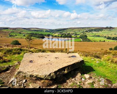 Plaque de roche le long de la route de la Earth and Sky Soundwalk par Opera North pour Bradford 2025 ville de culture sur Penistone Hill près de Haworth Yorkshire Eng Banque D'Images