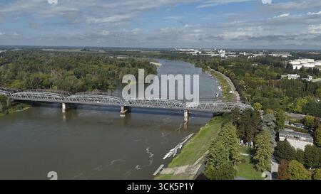 Drone vue aérienne du pont du fleuve Pô à Crémone Lombardie Italie reliant les bâtiments du centre-ville avec des vues sur le paysage rural Banque D'Images