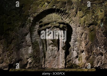 Relief de Jésus-Christ avec couronne d'épines sur une vieille pierre tombale dans le cimetière orthodoxe chrétien historique de Varsovie, Pologne. Banque D'Images