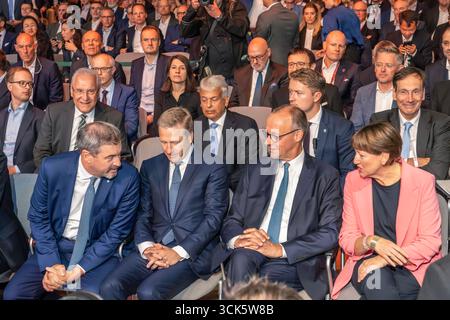 Bundeskanzler Friedrich Merz, Ministerpräsident Markus Söder mit Automobilmanagern BEI der Eröffnungsfeier der IAA Mobility 2025, Messe München, 9. Septembre 2025 Deutschland, München, 9. Septembre 2025, Bundeskanzler Friedrich Merz, Ministerpräsident Markus Söder mit Automobilmanagern BEI der Eröffnung der IAA Mobility 2025, erste Reihe von links : Söder, Oliver Zipse, CEO BMW, Bundeskanzler Merz, Hildegard Müller, Präsidentin VDA, internationale Automesse vom 9. bis 14. Septembre 2025, Verkehr, Mobilität, Autoindustrie, Automobilindustrie, Wirtschaft, Ausstellung, Bayern, bayerisch, *** FEDER Banque D'Images