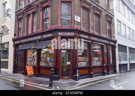 Londres, Royaume-Uni. 3 septembre 2025. Vue extérieure du magasin de disques Sounds of the Universe à Broadwick Street, Soho. Crédit : Vuk Valcic/Alamy Banque D'Images