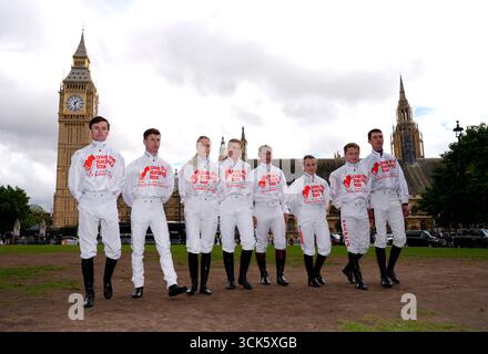 Jockeys Kieran Shoemark, Oisin Murphy, Saffie Osborne, Lily Pinchin, Richard Johnson, Hollie Doyle, Tom Marquand et Paul O'Brien (gauche-droite) participent à une manifestation axe the Racing Tax à Parliament Square, Westminster, Londres. Les courses britanniques vont s’arrêter aujourd’hui alors que le sport cherche à démontrer son opposition aux propositions de modification de la taxe sur les Paris. Date de la photo : mercredi 10 septembre 2025. Banque D'Images