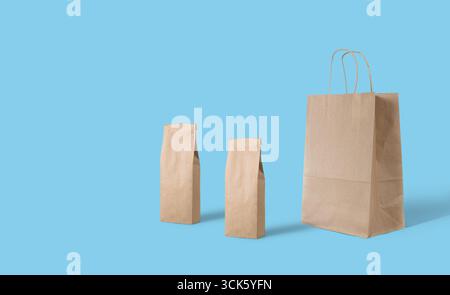 Collection de trois sacs en papier brun, de taille variable, généralement utilisés pour transporter de la nourriture ou des marchandises. Banque D'Images