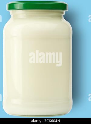 Un pot en verre transparent rempli d'une substance blanche crémeuse, généralement utilisé pour le stockage des aliments ou comme ingrédient dans la cuisine. Banque D'Images