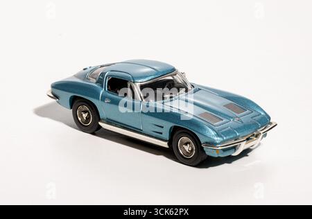 Modèle de voiture de sport américaine vintage bleu clair sur fond blanc Banque D'Images