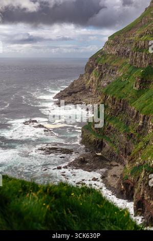 Falaises près de Mulafossur Waterfall et Gasadalur Village, îles Féroé Banque D'Images