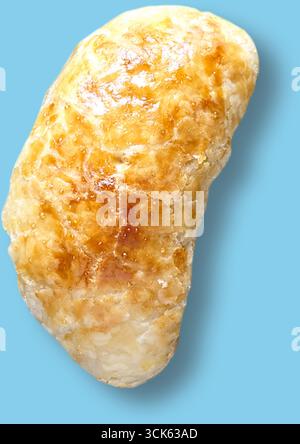 Une pâte dorée cuite au four avec une surface croustillante, probablement remplie d'une garniture salée ou sucrée. Banque D'Images