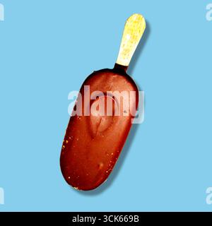 Une barre de crème glacée recouverte de chocolat sur un bâton de bois, parfaite pour une friandise rafraîchissante. Banque D'Images