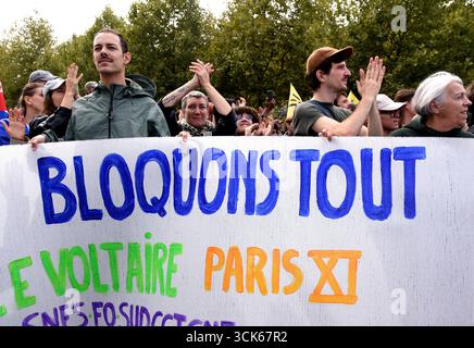 Paris, France. 10 septembre 2025. Manifestation Bloquons tout à la place de la République à Paris, France, le 10 septembre 2025. Photo par Alain Apaydin/ABACAPRESS.COM crédit : Abaca Press/Alamy Live News Banque D'Images