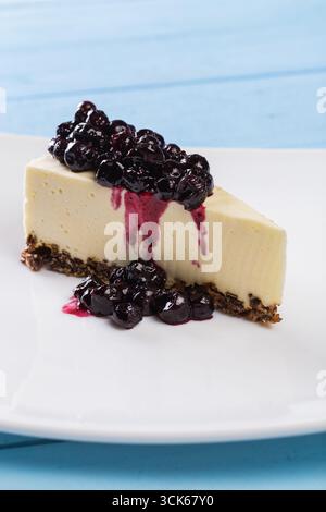 Dessert savoureux cheesecake avec garniture de confiture de myrtilles Banque D'Images