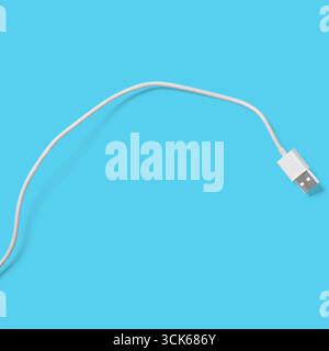 Un câble USB blanc avec connecteur, couramment utilisé pour la charge et le transfert de données entre les appareils. Banque D'Images