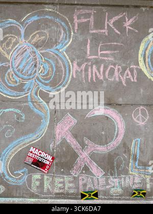 Inscriptions sur le monument des Girondins à Bordeaux faites par des manifestants du mouvement 'Block Everything' le 10 septembre 2025. France Banque D'Images