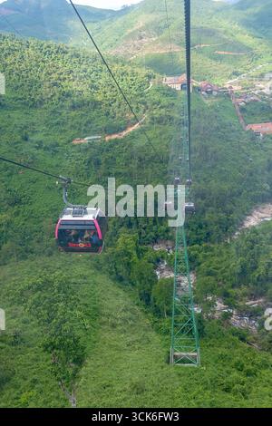 Famille avec enfants, visitant le Pont d'Or avec de grandes mains dorées le tenant à Da Nang, Ba Ha Hills destination de voyage, Vietnam Summertime sur su Banque D'Images