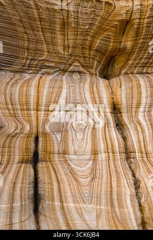 Falaises peintes formations de grès sur Maria Island - Tasmanie Banque D'Images