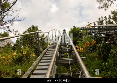 Famille avec enfants, visitant le Pont d'Or avec de grandes mains dorées le tenant à Da Nang, Ba Ha Hills destination de voyage, Vietnam Summertime sur su Banque D'Images