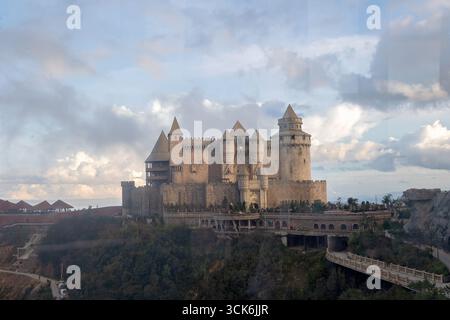 Famille avec enfants, visitant le Pont d'Or avec de grandes mains dorées le tenant à Da Nang, Ba Ha Hills destination de voyage, Vietnam Summertime sur su Banque D'Images