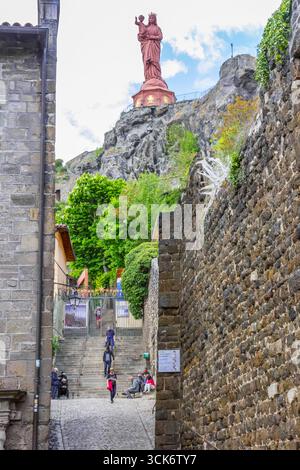 Rue et marches grimpant jusqu'à la statue de Marie au Puy-en-Velay, France Banque D'Images