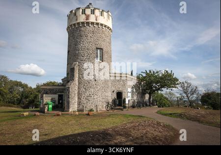 L'observatoire de Clifton, un ancien moulin, maintenant utilisé comme observatoire, est situé sur Clifton Down, près du pont suspendu de Clifton à Bristol, en Angleterre Banque D'Images