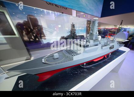 Excel, Londres, Royaume-Uni. 10 septembre 2025. DSEI UK, le salon pivot de l'industrie mondiale de la défense, qui se tiendra du 9 au 12 septembre. Avec plus de 1600 exposants internationaux, le gouvernement britannique a empêché la délégation officielle du gouvernement israélien d'assister et d'exposer cette année. Image : le grand stand BAE présente des armures, des drones et la célèbre frégate type 26 construite à BAE Scotstoun et Govan sur la rivière Clyde à Glasgow. Crédit : Malcolm Park/Alamy Live News Banque D'Images