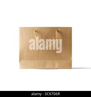 Un sac en papier brun simple avec poignées, couramment utilisé pour faire du shopping ou transporter des articles. Banque D'Images