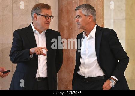 De gauche à droite : Jan Christian DREESEN (PDG du FCB), Herbert HAINER (président du FC Bayern Munich). Markus SOEDER (ministre-président de Bavière et président de la CSU) accueille les équipes du championnat du FC Bayern à la chancellerie d'État de Munich le 10 septembre 2025. Banque D'Images