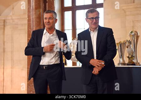 De gauche à droite : Herbert HAINER (président du FC Bayern Munich), Jan Christian DREESEN (PDG du FCB). Markus SOEDER (ministre-président de Bavière et président de la CSU) accueille les équipes du championnat du FC Bayern à la Chancellerie d'État de Munich le 10 septembre 2025. Banque D'Images