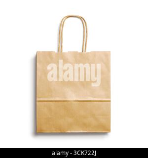 Un sac en papier brun simple avec poignées, couramment utilisé pour faire du shopping ou transporter des articles. Banque D'Images