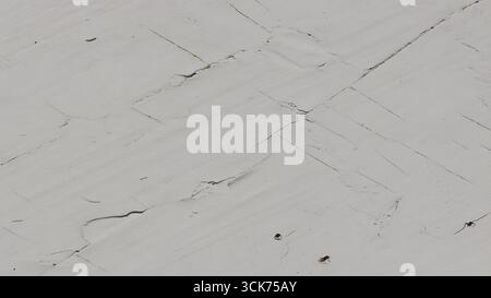 Vue rapprochée d'une surface blanche texturée, présentant des lignes et des motifs subtils. Banque D'Images