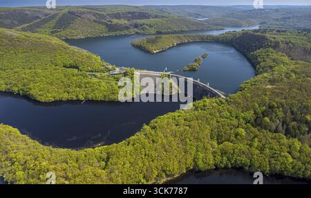 Vue aérienne, rivière Rur Urftsee, barrage Urfttalsperre, vue lointaine forêt collines et vallées Nordeifel Parc National Eifel, Morsbach, Schleiden, Nort Banque D'Images
