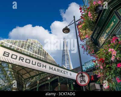 Fleurs de façade extérieure du marché d'arrondissement et London Shard avec fleurs « The Market porter Pub » avec panneau « a Warm Welcome » au-dessus de l'entrée. Londres, Royaume-Uni Banque D'Images