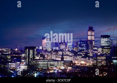 LONDON NIGHT RETRO Archive des années 1980 vue historique de la ville de Londres, y compris la tour Nat West de la tour nord de Tower Bridge Londres Angleterre Royaume-Uni Banque D'Images