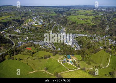 Vue aérienne, vue sur la ville et la vieille ville historique avec des bâtiments médiévaux et le château de Monschau, église protestante de la ville au bord de la rivière Rur, prairies et Banque D'Images