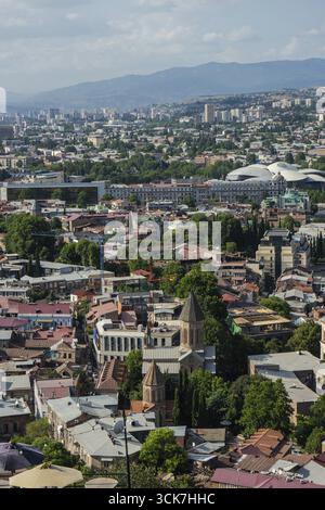 Le paysage urbain de Tbilissi avec une vue d'ensemble de l'architecture médiévale de la vieille ville et le centre-ville avec des skieurs modernes Banque D'Images