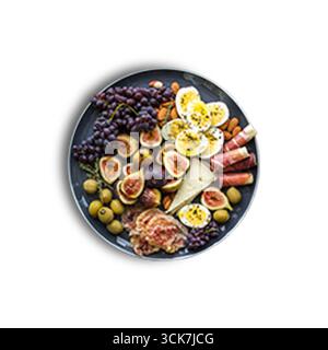 Un plateau vibrant avec fruits assortis, fromage, noix et charcuterie, parfait pour une collation gastronomique ou une réunion. Banque D'Images