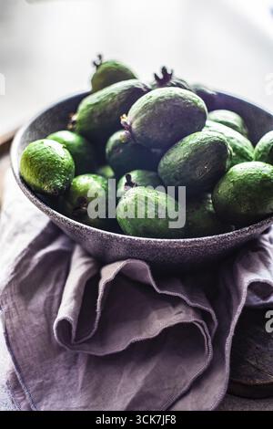 Les fruits frais de féijoa dans le bol sont prêts à manger Banque D'Images