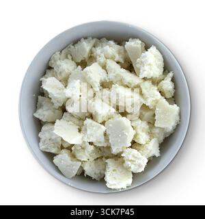Un bol rempli de fromage blanc émietté, souvent utilisé dans divers plats culinaires. Banque D'Images