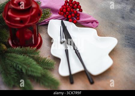 Ensemble de couverts pour le dîner de Noël sur fond de béton with copy space Banque D'Images