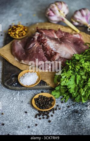 Concept de cuisson avec la viande, les épices et herbes sur table en pierre avec copie espace Banque D'Images