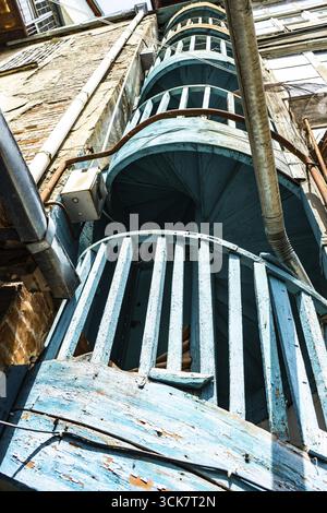 03 JUIN 2019, TBILISSI, GÉORGIE : célèbres escaliers en spirale dans les cours intérieures de vieilles maisons dans le vieux Tbilissi, Géorgie Banque D'Images
