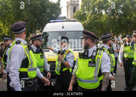 Londres, Royaume-Uni, le 6 septembre 2025 :- des membres de la police métropolitaine escortent un fourgon de police près d'une manifestation pro-palestinienne au Parlement Banque D'Images