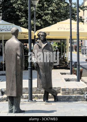 Bosnie-Herzégovine, Tuzla, Tuzla centre : statues de Meša Selimović et Ismet Mujezinović dans la zone piétonne Banque D'Images