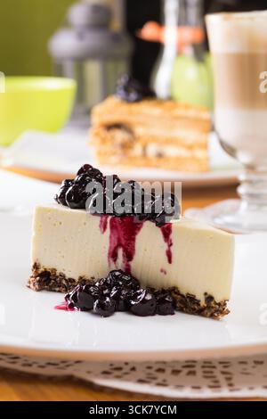 Dessert savoureux cheesecake avec garniture de confiture de myrtilles Banque D'Images