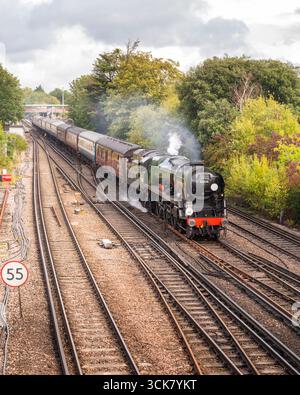 34028 Eddystone, locomotive à vapeur Bulleid Light pacific reconstruite de classe West Country passant devant la gare de St Denys avec la Swanage belle le 10 septembre 2025 Banque D'Images