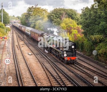 34028 Eddystone, locomotive à vapeur Bulleid Light pacific reconstruite de classe West Country passant devant la gare de St Denys avec la Swanage belle le 10 septembre 2025 Banque D'Images
