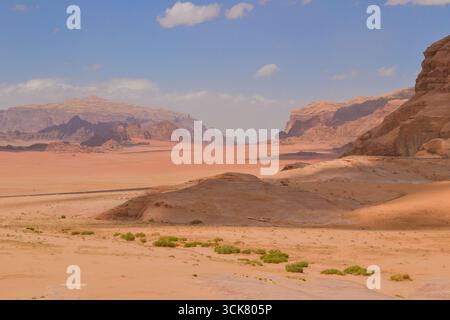Désert de Wadi Rum en Jordanie et de belles montagnes rouges capturées par une chaude journée de printemps Banque D'Images