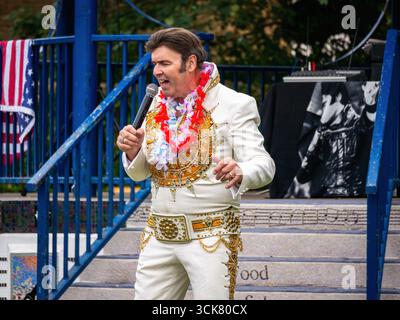 Elvis Tribute Singer Cliff Castle se produisant à Hythe, Kent, le 31 août 2025 Banque D'Images