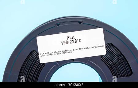L'acide polylactique PLA est biodégradable, facile à imprimer, et a une finition brillante, adapté aux débutants et aux applications à basse température. Banque D'Images