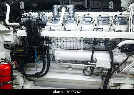 Puissant moteur diesel marin et machines avancées à l'intérieur d'une salle des machines de yacht de luxe, gros plan Banque D'Images